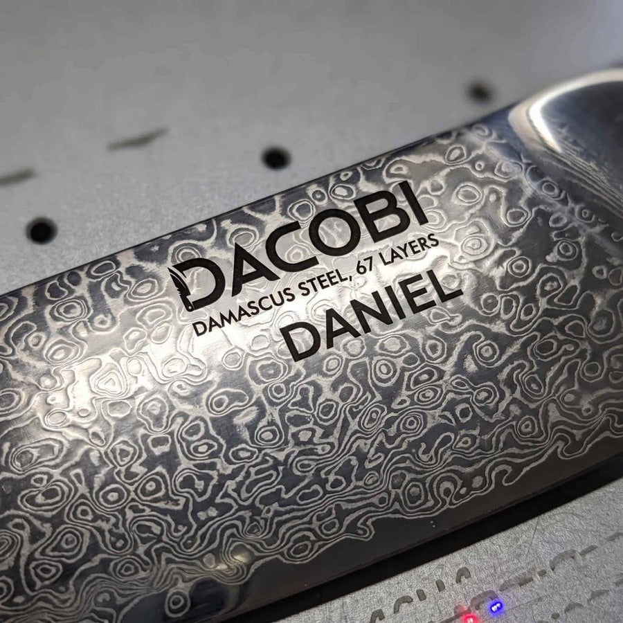 Nóż DACOBI ze stali damasceńskiej z imieniem DANIEL wygrawerowanym laserem na ostrzu